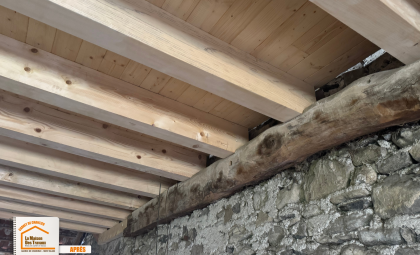  réhabilitation grange savoyarde, rénovation plancher bois massif, artisan charpentier Haute-Savoie, aménagement logement montagne, transformation grange Combloux