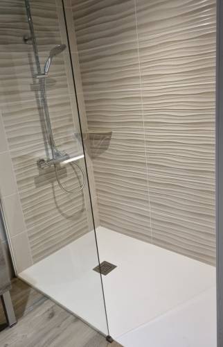Vue de la nouvelle douche avec les deux faïence 