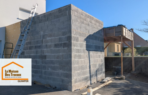 👉 À Plonéis, ce chantier d’extension avance : maçonnerie, charpente et isolation extérieure finalisées, place à l’étanchéité de la toiture.