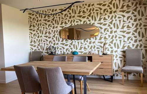Étagère design sur mesure intégrée dans une rénovation d'intérieur à Écully (69130)