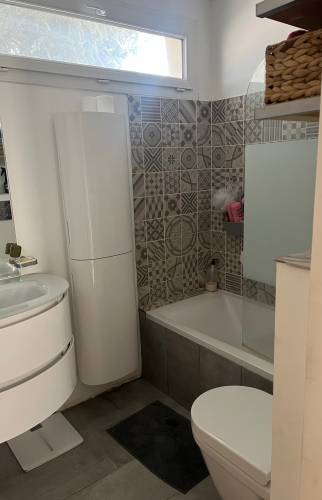 Salle de bain contemporaine dans un petit espace