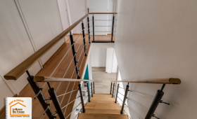 structure escalier métal noir, escalier bois massif sur-mesure, rénovation intérieure Sallanches, aménagement duplex design, menuisier Sallanches