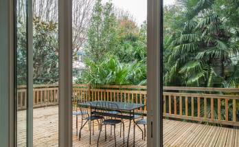 Terrasse en bois élégante et verdoyante à Paris 8e