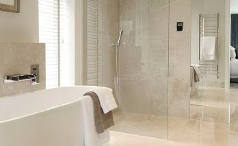 Salle de bain avec douche et baignoire, double vasque à Saclay (91)