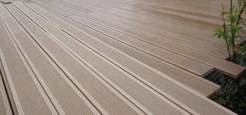 Pose de terrasse en matériau composite