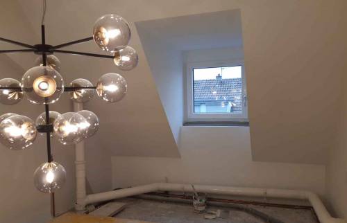 Luminaire et peinture dans la cage d'escalier à Saint Louis