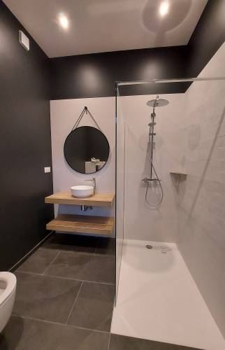 Salle de bain noire et blanche