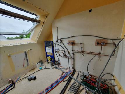 Travaux de plomberie en cours pour la rénovation de salle de bain Bruz