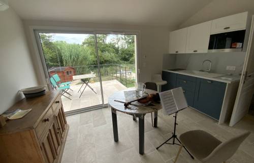 Porte verrière vue sur terrasse jardin extension maison La Maison Des Travaux Ales