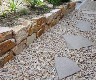Allée de jardin en pierres et ardoise Milly-La-Forêt