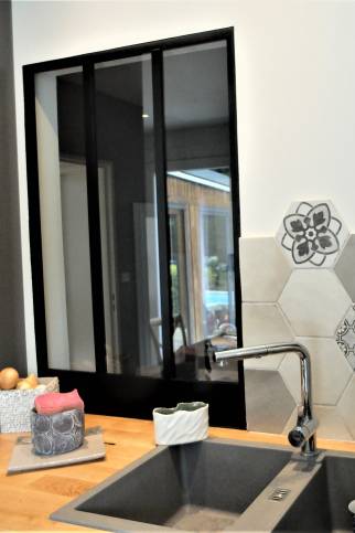 Cuisine rénovée et agrandie dans une villa de l’ouest lyonnais avec crédence carrelée et verrière d’atelier