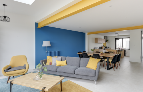 Salon et cuisine équipée - Rénovation complète d'une maison de 130 m² à Vertou