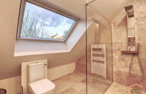 Rénovation de salle de bain avec travertin