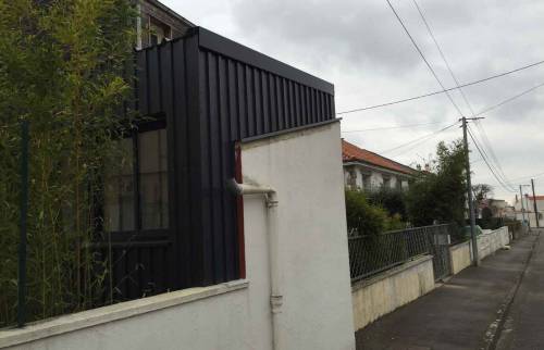 Vue de la rue - Extension de 20 m² en bardage bois peint à St Sébastien (44)