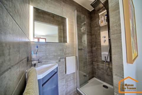 Salle de bain modernisée avec douche spacieuse Haguenau