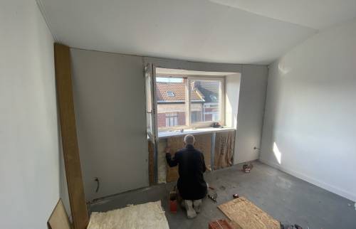 Isolation des murs de façade sur supports rails, laine de verre et BA13