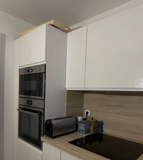 Mur repeint en blanc et la crédence