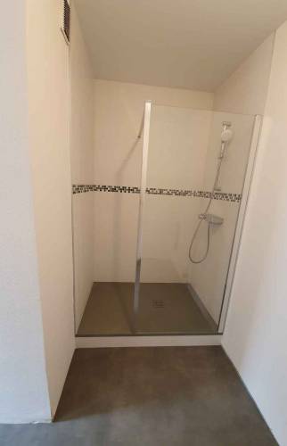 salle de bain avec douche rénovée à Sens (89) 