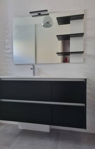 Mobilier salle d'eau PMR calculé selon normes accès avec grand miroir et plan de travail près du lavabo à Châteaulin (29150)