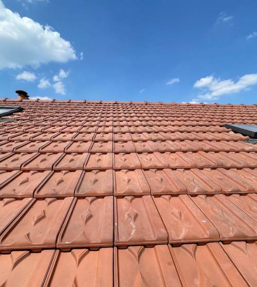 Les tuiles mécaniques losangées neuves en place