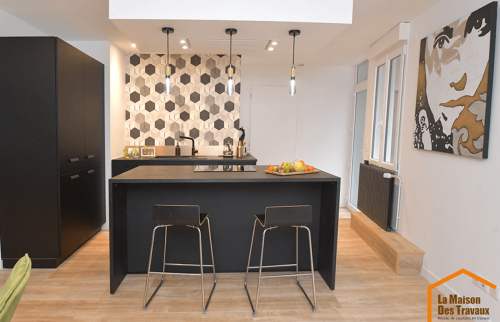 Cuisine contemporaine noire et bois après rénovation à Voiron