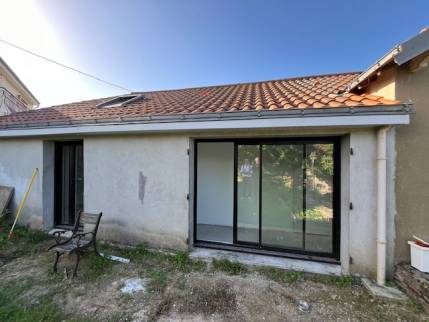 Pose de menuiseries extérieures en faç0ade arrière sur une maison en rénovation - Nantes 44