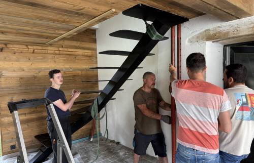 Pose d'un escalier pour accéder à des combles aménagés 