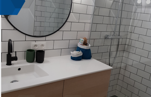 Projet de Salle de Bain à Loctudy : Modernité et Fonctionnalité dans un Espace Compact