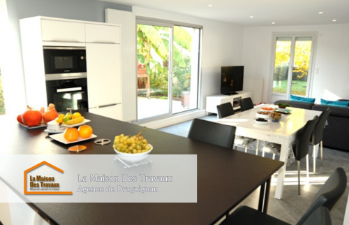 Espace ouvert entre la cuisine et le salon, créant une atmosphère familiale et propice aux échanges.