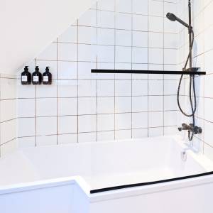 Détail robinetterie noire mate salle de bains Bédée – Marie Gautier architecte