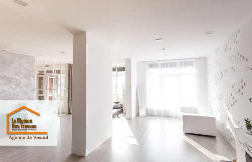 Un appartement entièrement rénové, offrant un espace lumineux, ouvert et chaleureux après travaux.