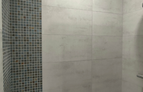 Douche à l'italienne carrelage gris