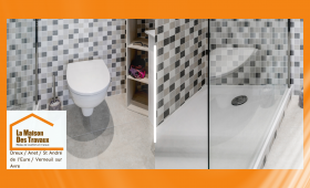 Salle de bain contemporaine avec douche à l’italienne et carrelage moderne à Anet. 