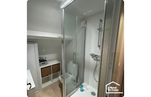 Création d’une salle de bain sous combles à Bayeux 14400 : optimisation et confort 