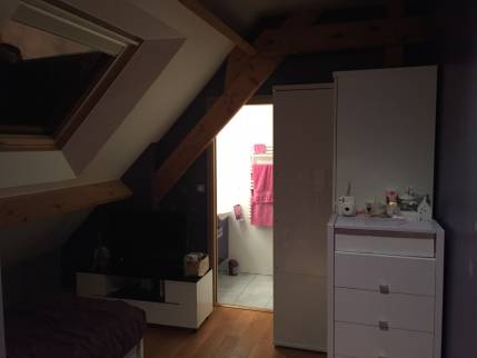 Chambre sous combles avec salle de bain