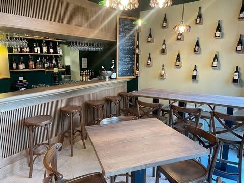 Intérieur du bar avec un espace accueillant, Guerche-de-Bretagne