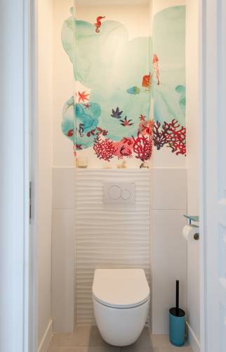 Ambiance lumineuse et moderne pour cette salle de bain à Meudon