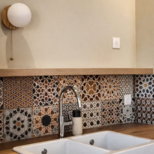 Détail vasque cuisne bois et matériaux naturels ambiance chaleureuse 