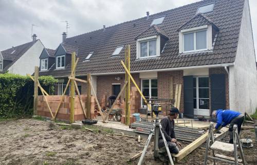 Fouilles, fondations et élévation des murs 