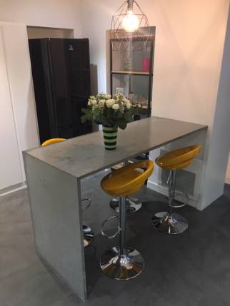 Table et étagère encastrée dans une cuisine rénovée - Nantes 44