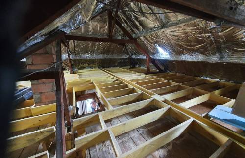 Travaux en cours : réalisation du solivage plancher
