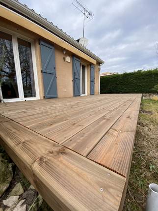 Installation d'un revêtement de sol en pin Douglas sur une terrasse en béton rénovée - Montauban 82000