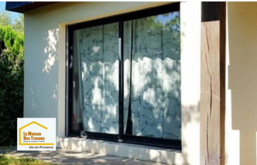 Vue rapprochée de la baie coulissante en aluminium après rénovation, apportant plus de lumière et un meilleur confort thermique à l’habitation.                    ChatGPT peut faire des erreurs. Vérifiez les informations importantes.