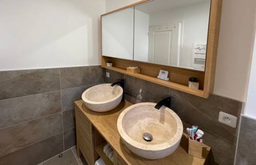 Le meuble et l'armoire de toilette