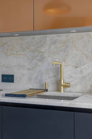 Fontaines Saint Martin (69270) : evier avec cuve sous plan et robinetterie laiton