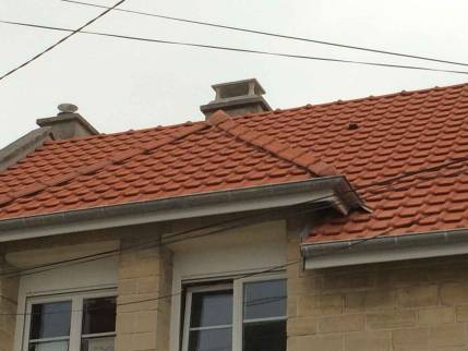 Installation de gouttières sur le toit d'une maison dans le Calvados 