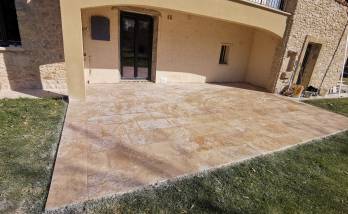 Terrasse en travertin