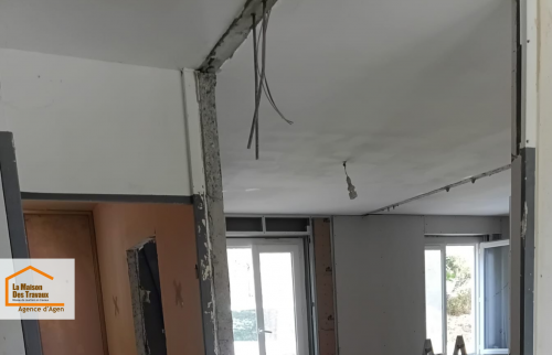 Rénovation intérieure à Agen avec modification des volumes, reprise des murs et préparation des supports avant les finitions.