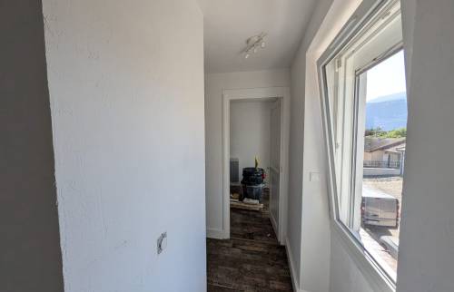 Travaux de peinture et rénovation d’un espace de circulation lumineux dans une maison à Voiron.