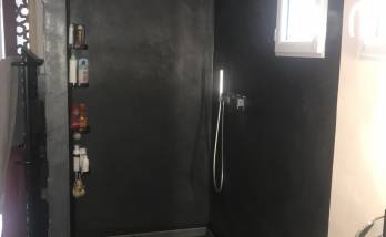 Douche à l'italienne nouveau recevoir et couches enduit en béton ciré des parois - Cassis(13260)